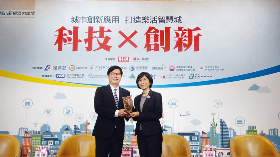 東元電機(jī)榮獲2019年智慧城市卓越貢獻(xiàn)獎(jiǎng)，評(píng)審委員會(huì)尤其高度肯定邱純枝董事長(zhǎng)（右）在智慧創(chuàng)新領(lǐng)域的付出與貢獻(xiàn)，特別頒發(fā)獎(jiǎng)項(xiàng)予以鼓勵(lì)。圖／東元提供