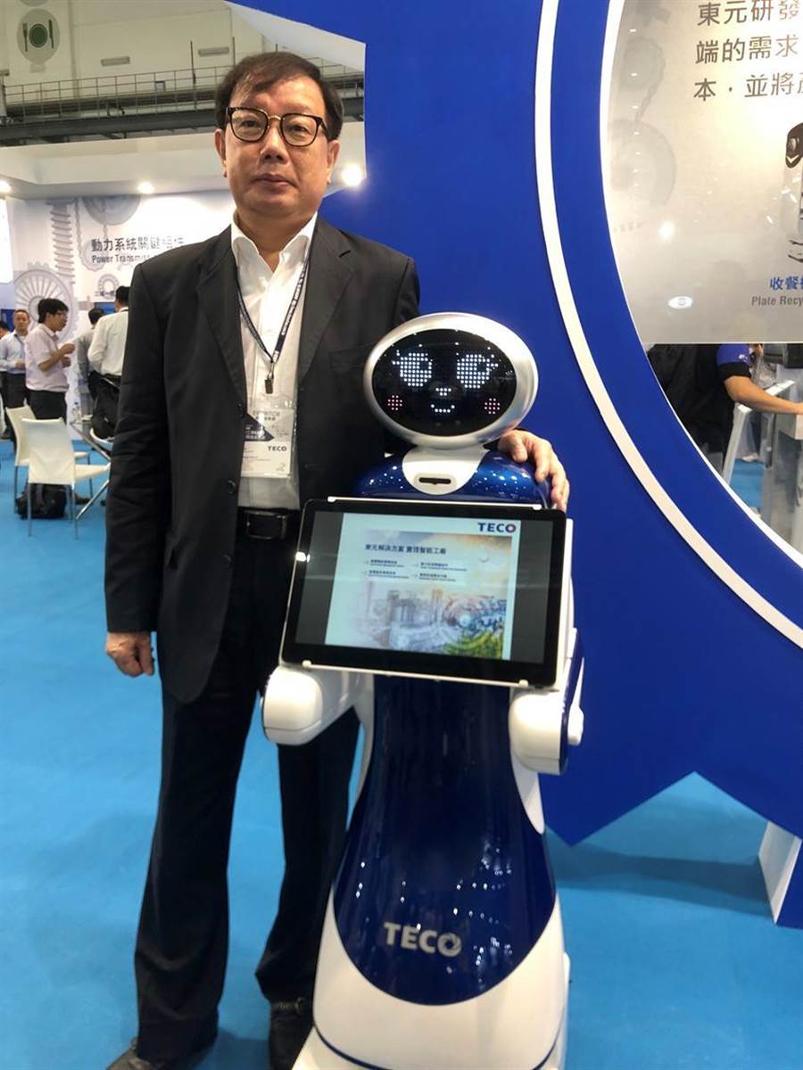 東元電機(jī)新開發(fā)導(dǎo)覽機(jī)器人今首度曝光，負(fù)責(zé)全桉的東元協(xié)理林勝泉。圖／沉美幸