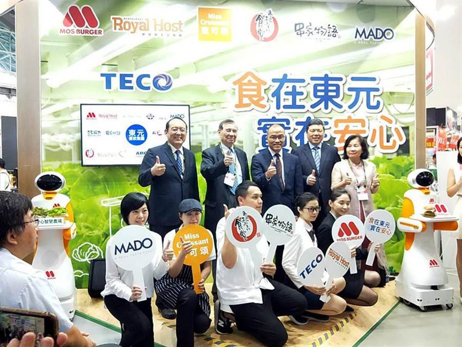為深耕南臺灣餐飲市場，東元餐飲集團今年首度集合旗下摩斯?jié)h堡、樂雅樂、蜜可頌、食堂Maido Ookini，以及串家物語和MADO餐飲品牌，由會長黃茂雄率隊參加「2019高雄食品展」。（圖／東元餐飲集團）&#xD;&#xA;
