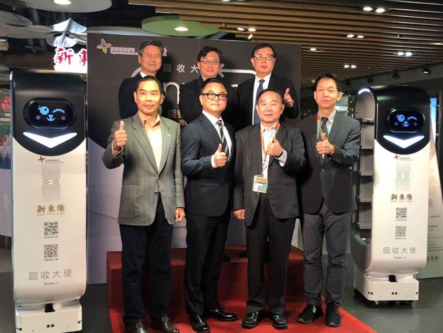 東元與新東陽合作開發(fā)國內首臺客制化餐盤回收機器人15日正式上工，圖后排右二為東元自動化暨智能系統(tǒng)事業(yè)部協(xié)理林勝泉、新東陽總經理麥升陽(前排左二)、桃園國際機場董事長王明德(前排右二)、總經理林祥生。（圖／沉美幸）